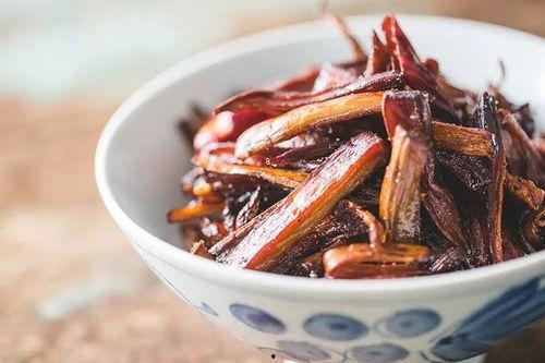 鸡枞油煮小瓜可以吃吗视频,美味家常菜的制作与享用