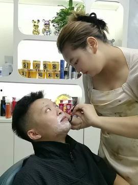 外国理发店吃瓜搞笑视频